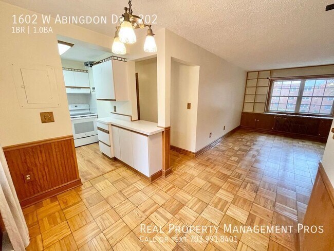 Building Photo - 1602 W Abingdon Dr