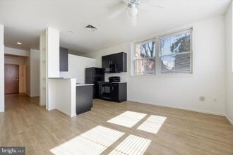 Building Photo - 1015 W Lancaster Ave