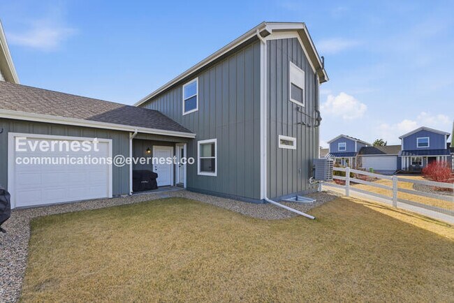 Building Photo - 4 Bed/3 Bath Townhome with Fenced Yard & Garage / Available Now!