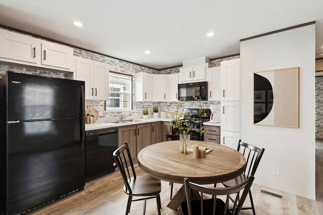 Building Photo - 10 Benjamin Ln