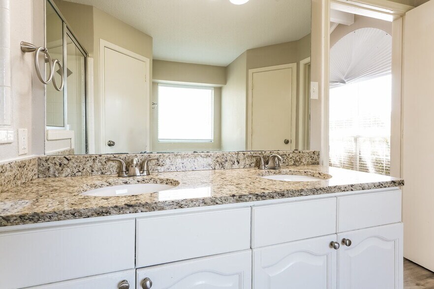 Building Photo - 321 Sondra Way