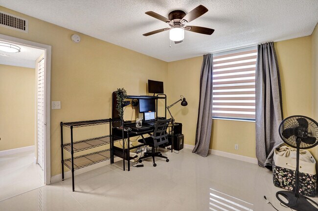 Building Photo - 2659 Carambola Cir N