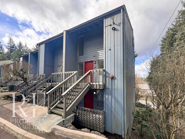 Building Photo - Bright End-Unit Townhome with Loft, Fireplace & Wooded Balcony