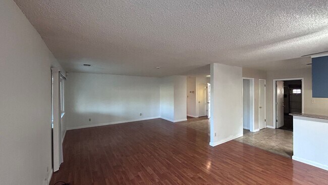 Building Photo - 1717 Briarwood Dr