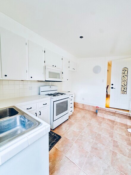 Building Photo - 7231 Vanalden Ave