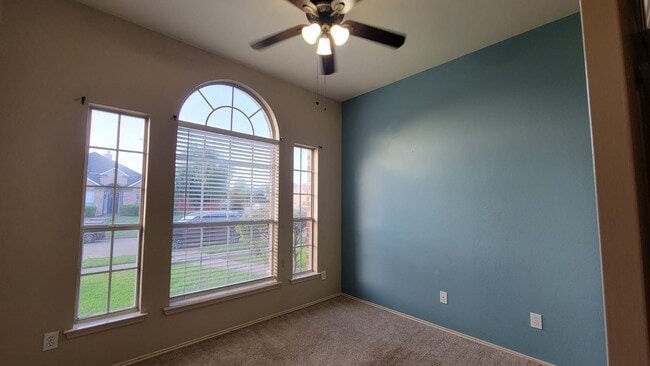Building Photo - 2102 Mapleview Dr