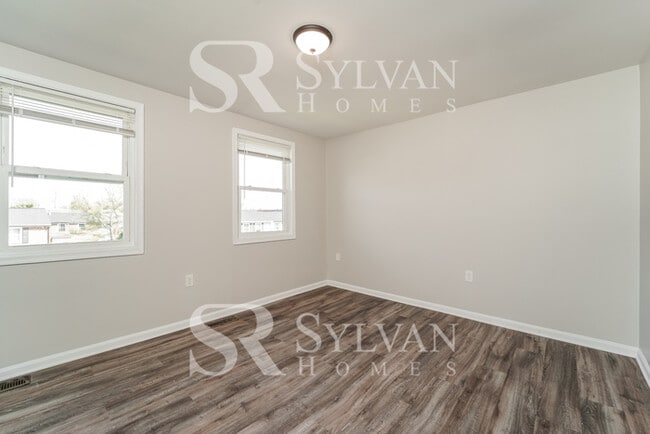 Building Photo - Enjoy living the good life in this 3 bedroom, 1.5 bathroom townhome