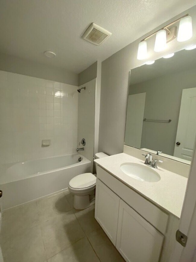 Building Photo - 3 Bedroom 2.5 Bath Townhouse in Eden at Cr...