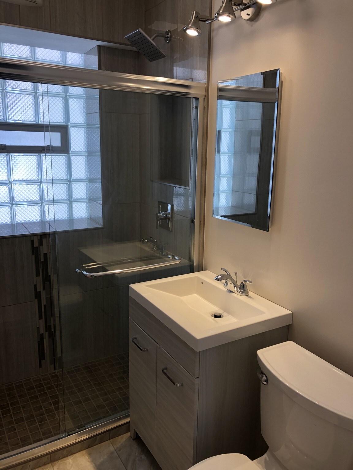 Building Photo - 6441 N Francisco Ave