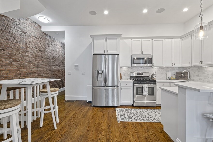 Building Photo - 496 E 3rd St