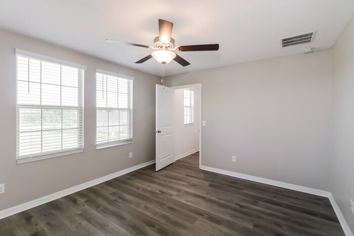 Building Photo - 8982 Pleasant Woods Dr