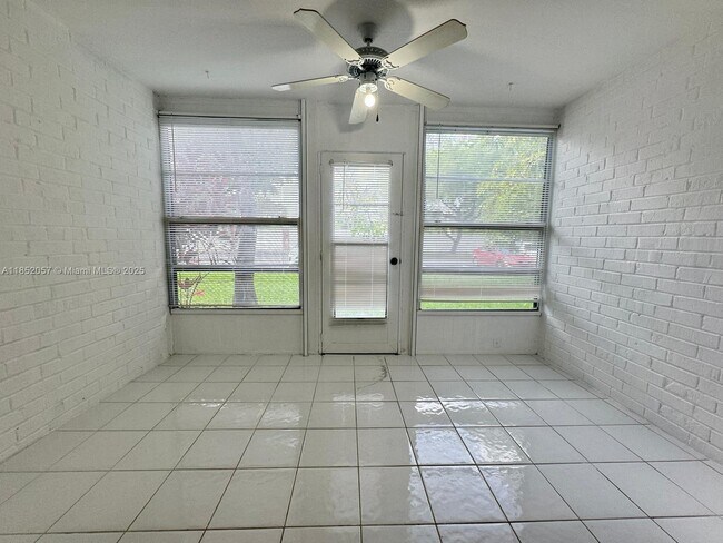 Building Photo - 3660 Inverrary Dr