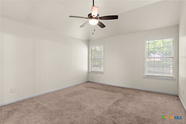 Building Photo - 714 Silver Creek Dr