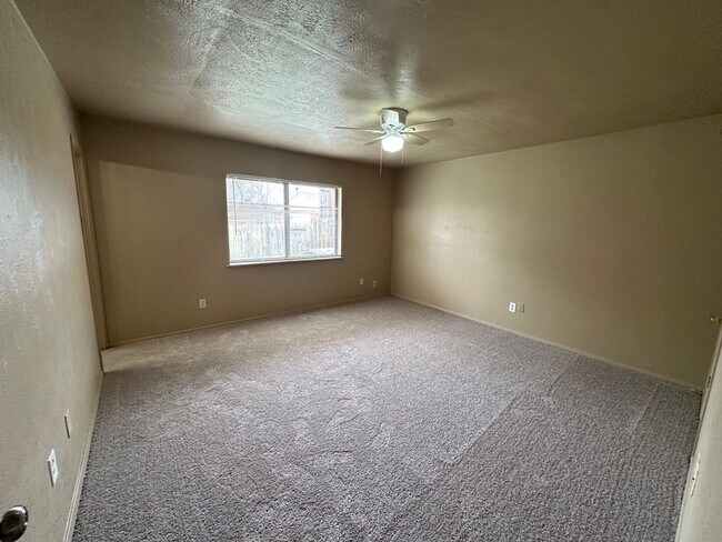Building Photo - Charming Home With Large Back Yard!