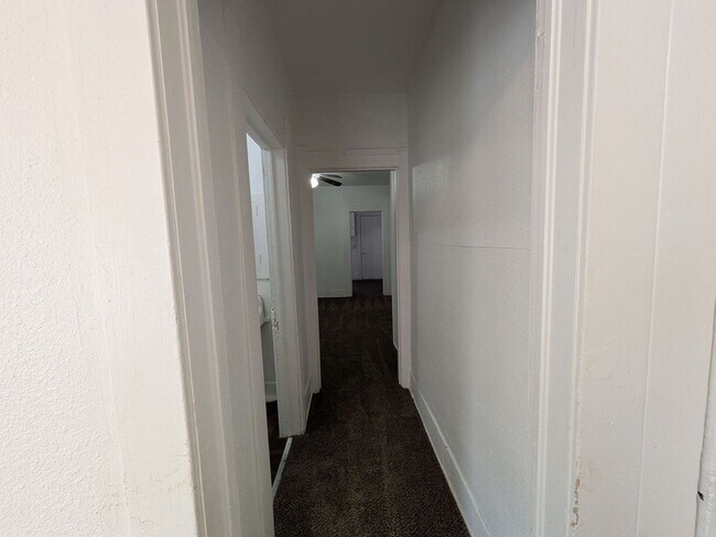 Building Photo - 2105 Cable Ave