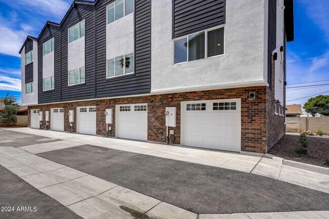 Building Photo - 3645 E Earll Dr