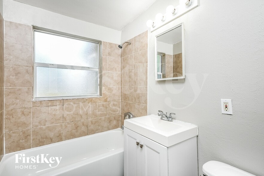 Building Photo - 493 Notre Dame Dr