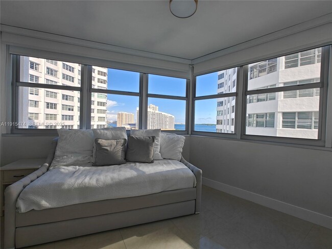 Building Photo - 825 Brickell Bay Dr