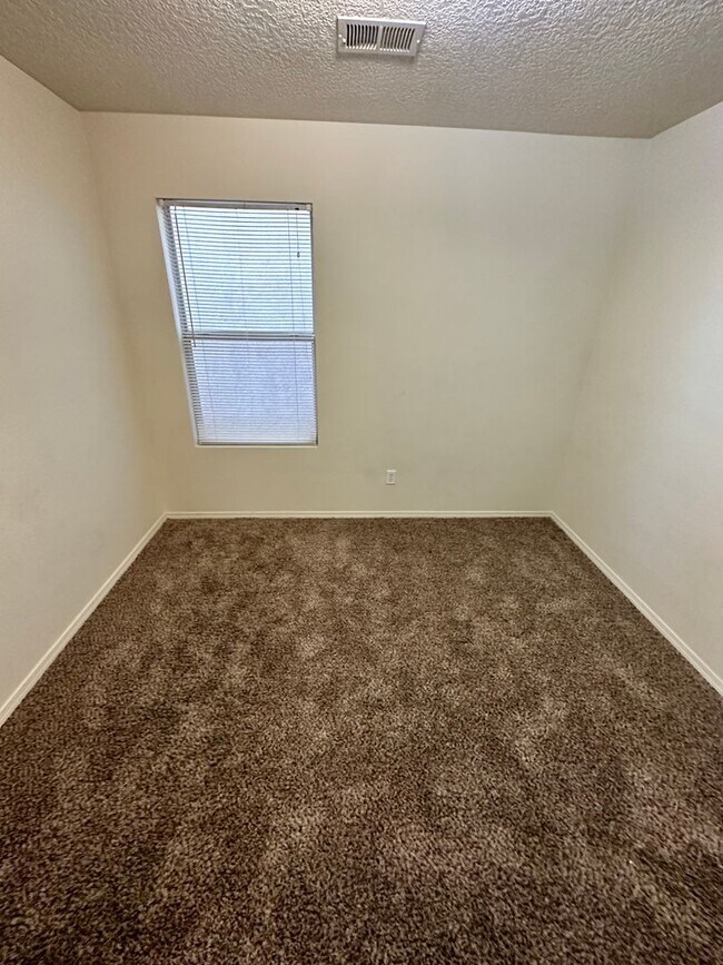 Building Photo - 4 bed 2 bath home in Huning Ranch
