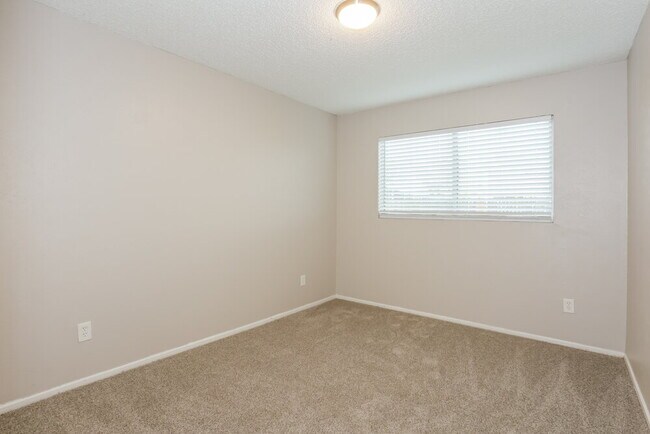 Building Photo - 3900 Dogwood Ct