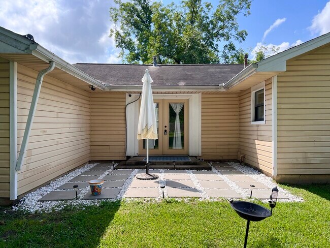 Building Photo - 7357 Brace St