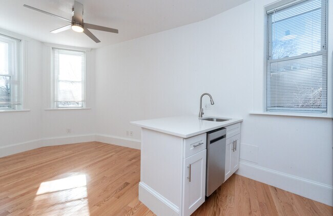 Building Photo - 151 Park Dr