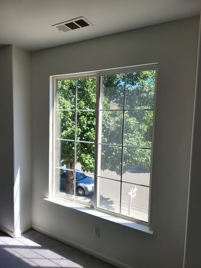 Building Photo - Three Bedroom and Three bathroom home and ...