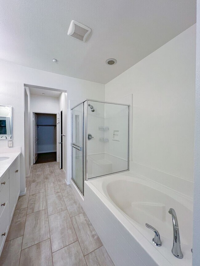 Building Photo - Beautiful  2Bd 2 Ba in Luxury Community