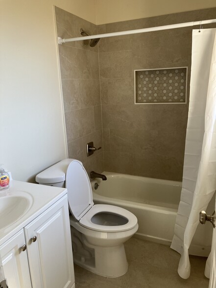 Master Bathroom - 14901 Emory Rd