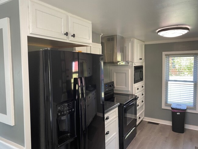 Building Photo - 120 Pearl St