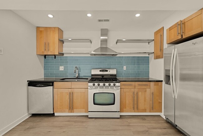 Building Photo - Bright and Spacious Terrace Level 2br in Mt. Pleasant!