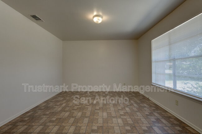 Building Photo - 410 Maple Dr