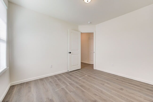 Building Photo - New Construction-Never Lived in Duplex, Pe...