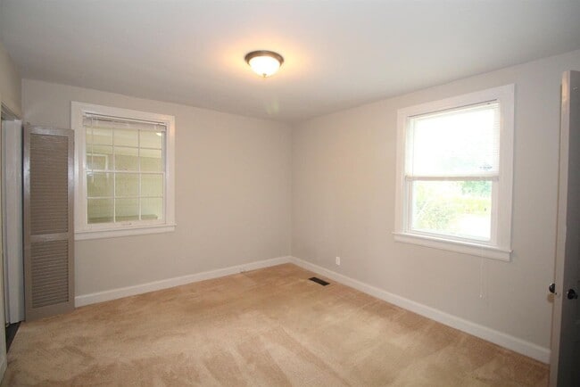 Building Photo - 2203 Ravenwood Dr