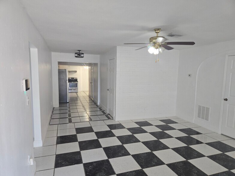 Building Photo - 2900 Sunshine Blvd