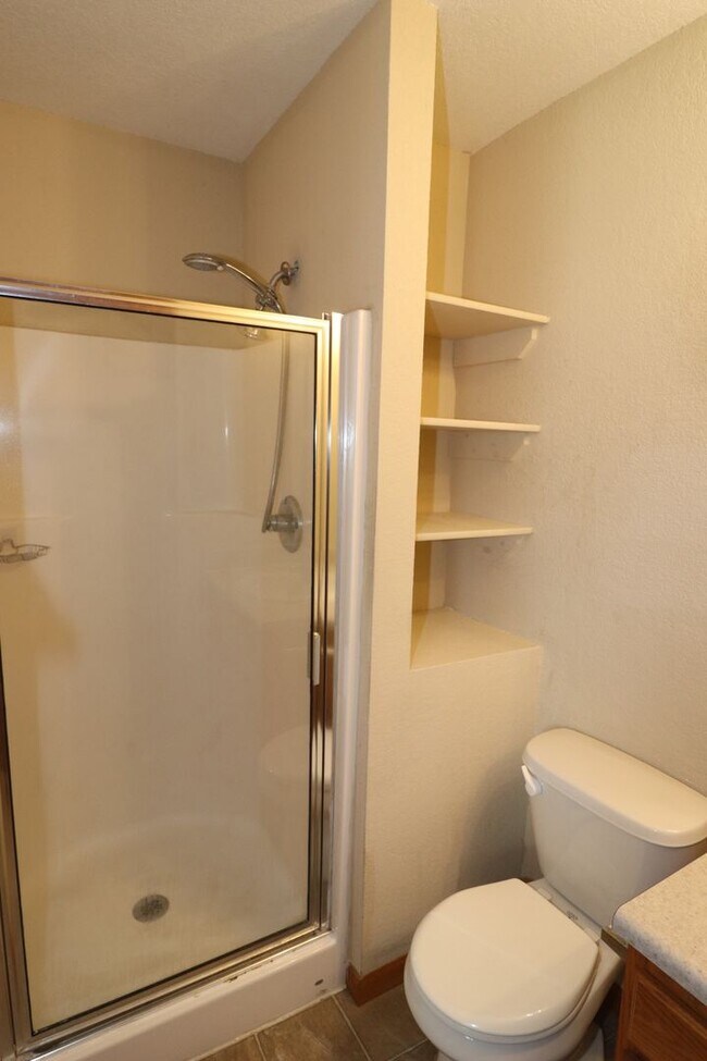 Building Photo - Spacious Duplex for Rent