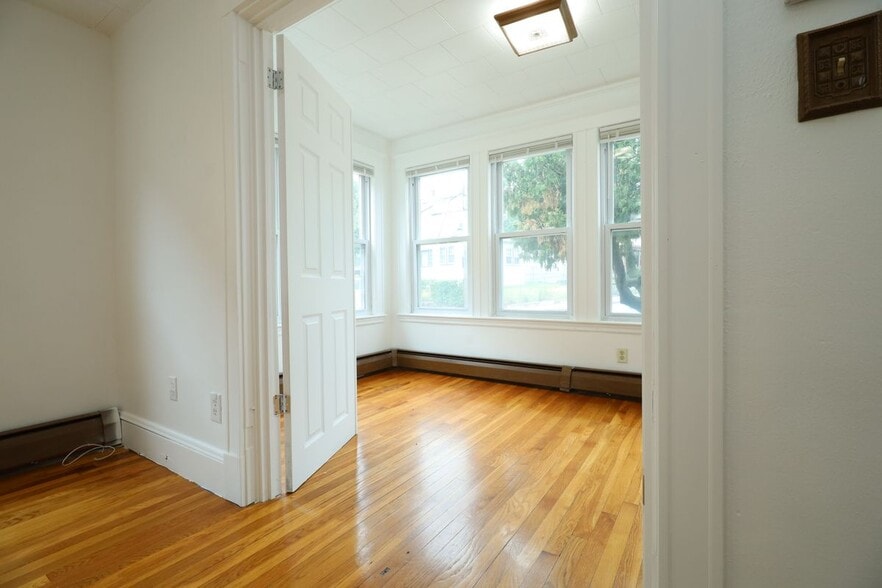Building Photo - 98 Woodside Ave