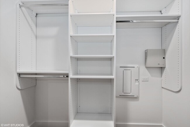 Building Photo - Top Floor 1 Bed 1 Bath Pet Friendly New Co...