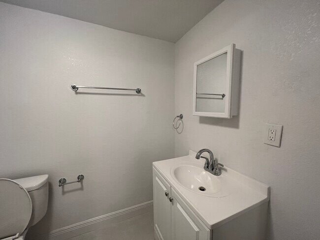 Building Photo - 1300 NE 47th Ct