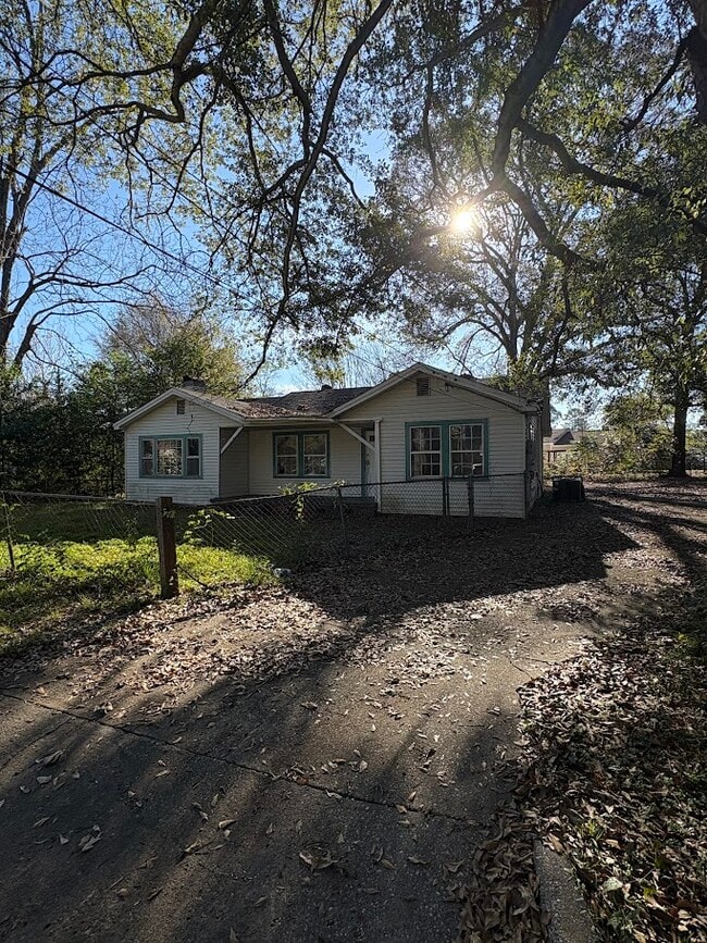 Building Photo - 1982 Johnson St