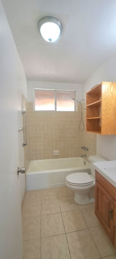 Building Photo - 2 Bedroom with large back yard