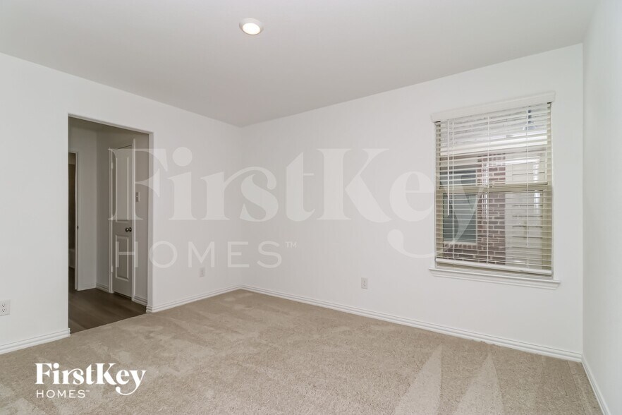 Building Photo - 10113 Elkhorn Dr