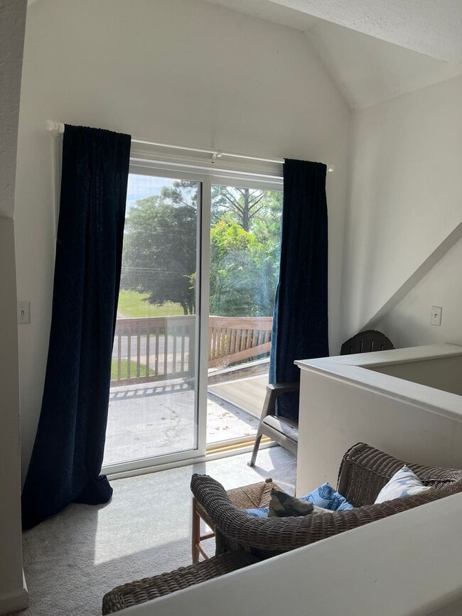 Building Photo - 3 Bedroom/2 Bathroom Furnished Rental Available from June 15, 2026 through March 31, 2027
