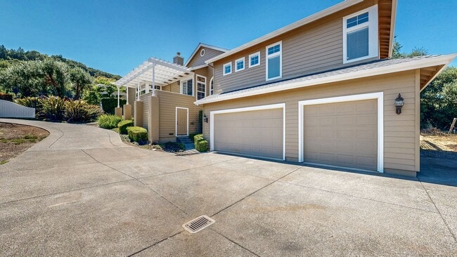 Building Photo - Gorgeous Home with private yards, large de...