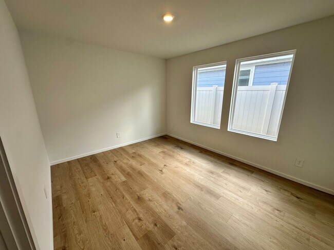 Building Photo - 515 Artemis St