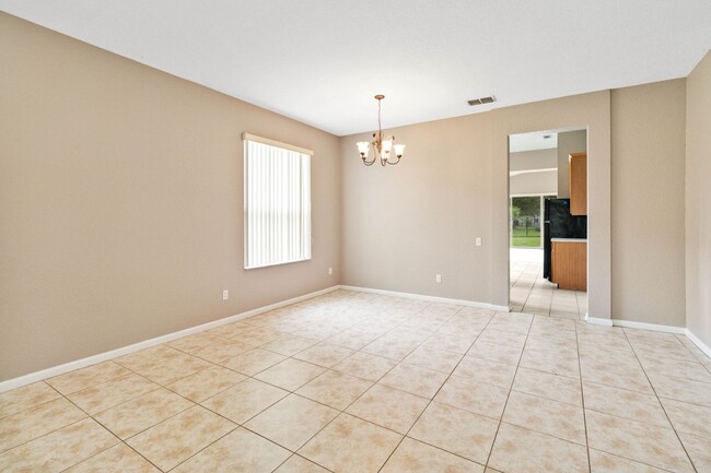Building Photo - Nice 3/2 with Bonus Room in Oak Hammock Pr...