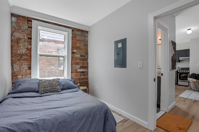 Building Photo - 2055 Vinewood St