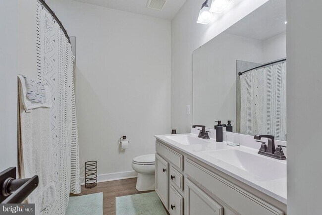 Building Photo - 10910 Presidential Pkwy