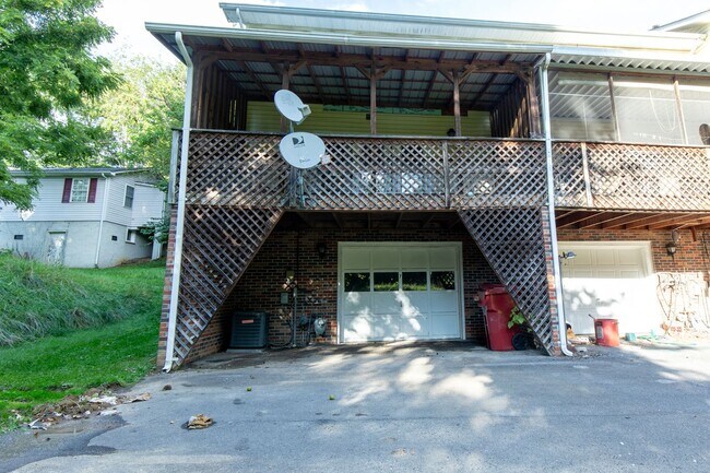Building Photo - 3 story 2 bed 1.5 bath condo with large ga...
