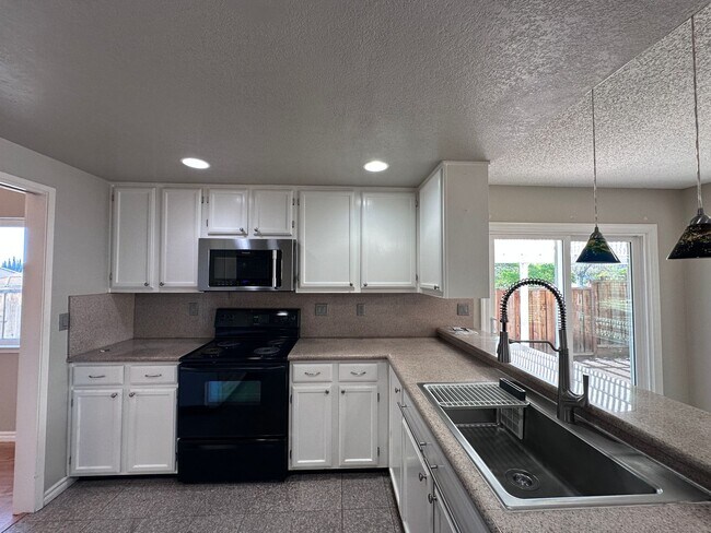 Building Photo - THIS is YOUR home, stunning 4/2 w/ AC, near Foothills